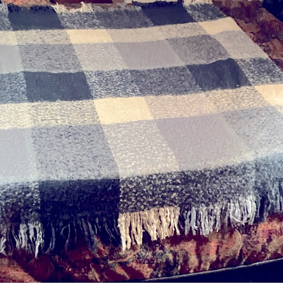 Nautica supersoft plush-knit blanket/throw. Fringed throw adds warm/cozy touch! - Picture 3 of 5